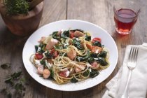 Спагетти с лососем и шпинатом — стоковое фото
