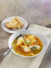Рибний суп з овочевими смужками — стокове фото