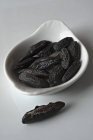 Frijoles tonka secos en tazón - foto de stock
