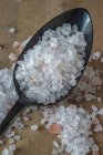 Кристаллы соли на ложке — стоковое фото