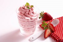 Домашнее клубничное мороженое — стоковое фото