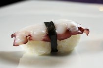 Nigiri sushi con pulpo - foto de stock