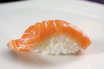 Nigiri Sushi mit Lachs — Stockfoto