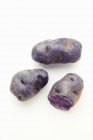 Сырая и мытая фиолетовая картошка — стоковое фото