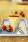 Slice of cheese cake with strawberries — Stock Photo