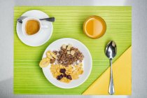 Petit déjeuner de muesli et jus d'orange — Photo de stock