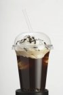 Крупный план холодного кофе со взбитыми сливками — стоковое фото
