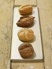 Quatre petits pains différents — Photo de stock