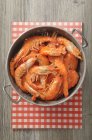 Crevettes bouillies en passoire — Photo de stock