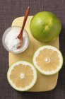 Грейпфрут с половинками и сахаром — стоковое фото