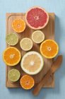 Halved citrus fruits — Stock Photo