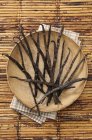 Cialde di vaniglia su piastra di legno — Foto stock