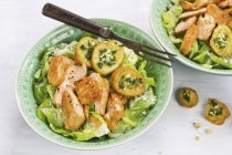 Salade César au saumon — Photo de stock