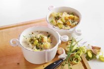 Alho-porro irlandês e sopa de batata — Fotografia de Stock