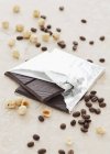Dunkle Schokolade und Kaffeebohnen — Stockfoto