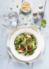 Bowl of pasta and spinach salad — Stock Photo
