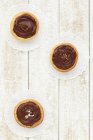 Tartelettes au caramel avec glaçage au chocolat — Photo de stock