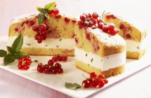 Redcurrant cake with mint cream — Stock Photo