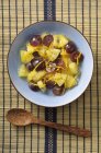 Salade d'ananas aux raisins et oranges — Photo de stock