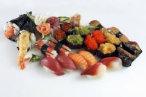 Varios nigiri y maki sushi - foto de stock