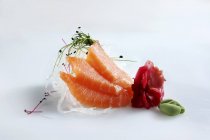 Lachs-Sashimi mit Sojasprossen — Stockfoto