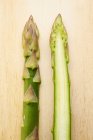 Lancia dimezzata di asparagi verdi — Foto stock