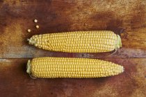 Raw corn on cobs — Stock Photo