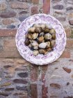 Teller mit Muscheln auf Stein — Stockfoto