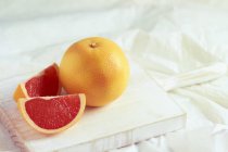 Свіжий грейпфрут зі скибочками — стокове фото