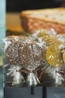 Крупный план шоколадных леденцов, завернутых в целлофан — стоковое фото