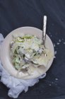 Caesar-Salat mit Parmesan — Stockfoto