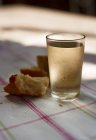 Glas Weißwein und Brot — Stockfoto