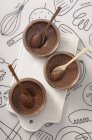Миски з шоколадного мусу — стокове фото