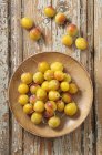 Ameixas amarelas frescas — Fotografia de Stock