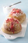 Closeup view of Brioches with praline roses and sugar nibs — Stock Photo