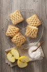 Vista superior de doces de maçã com açúcar em rack de arame e superfície de madeira — Fotografia de Stock