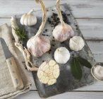 Garlic purple and white and bay leaves — Stock Photo
