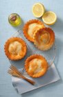 Close-up vista superior de tortas de frutos do mar com limão e azeite — Fotografia de Stock