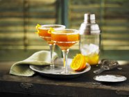 Cócteles con whisky, jarabe de arce y naranjas - foto de stock