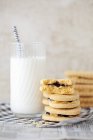 Biscuits au verre de lait — Photo de stock