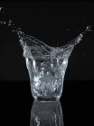 Вода бризкає зі склянки — стокове фото