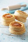 Closeup view of Vol-au-vents with fruit filling on wire rack — Stock Photo