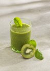 Spinach and kiwi smoothie — Stock Photo