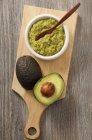 Guacamole and fresh avocado — Stock Photo