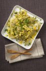 Salada de alho-poró com vinagrete de ovo em prato branco sobre toalha — Fotografia de Stock