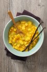 Nahaufnahme von oben geeiste Mango-Suppe mit Limettenschale und Vanilleschoten — Stockfoto