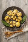 Piatto di limoni conservato sotto sale — Foto stock