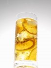 Холодный чай с лимоном в стекле — стоковое фото