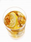 Крижаний чай з лимоном у склянці — стокове фото