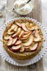 Домашнім яблучним пирогом — стокове фото